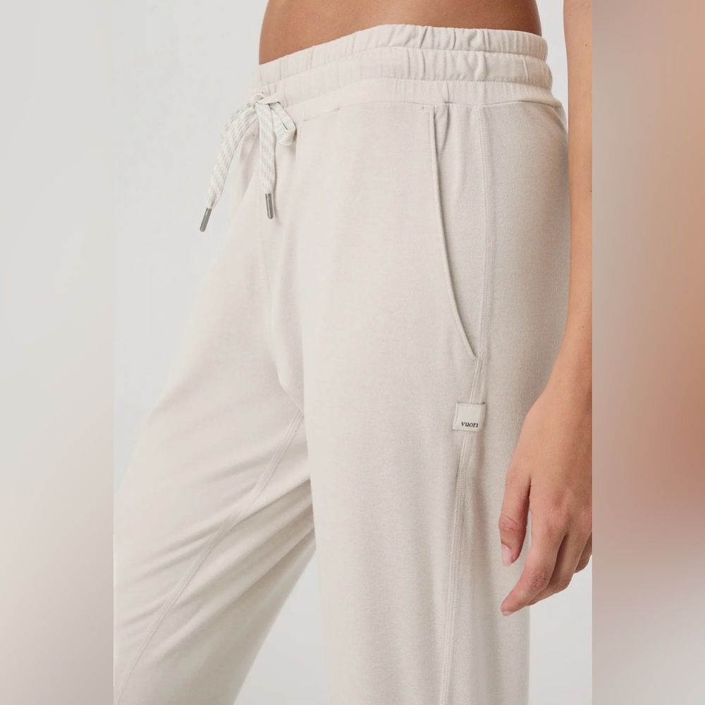 Vuori Women’s NWT Ecru Heather Performance Joggers - Picture 3 of 10